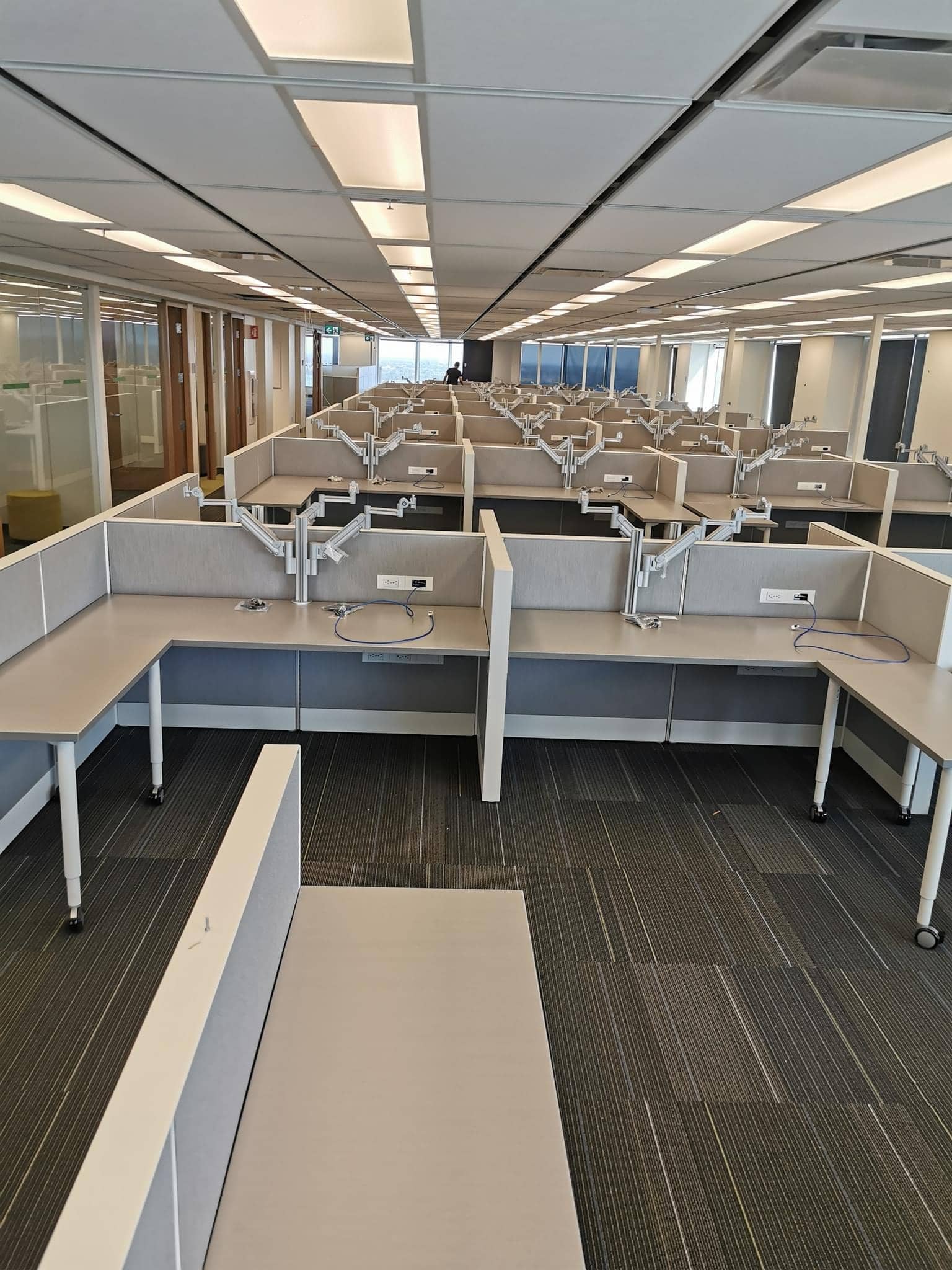 Desjardins — Installation de bureaux fermés et de postes de travail.